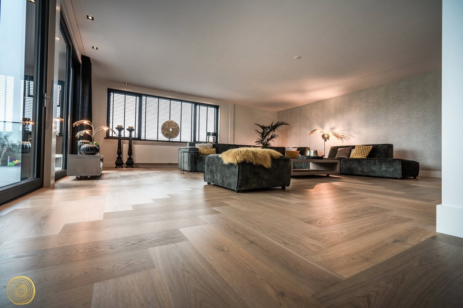 Lichte visgraatvloer met plinten in een warm interieur
