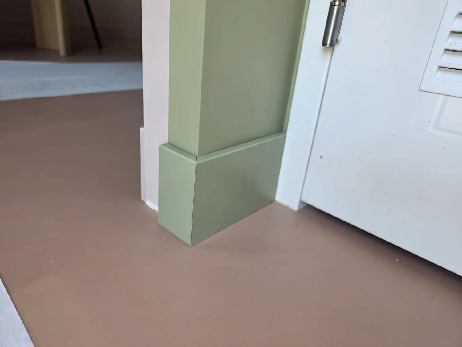Groene maatwerkplint bij uitgesproken behang, detail 1