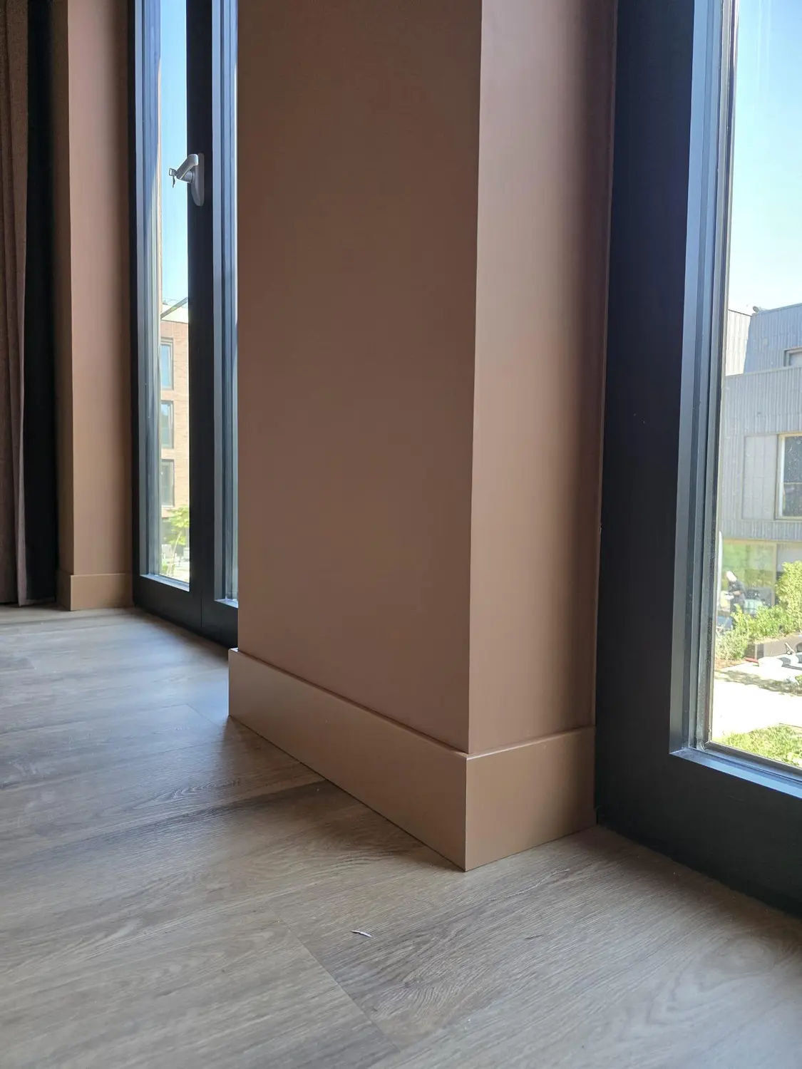 Hotel-chique plint in een warme aardetint
