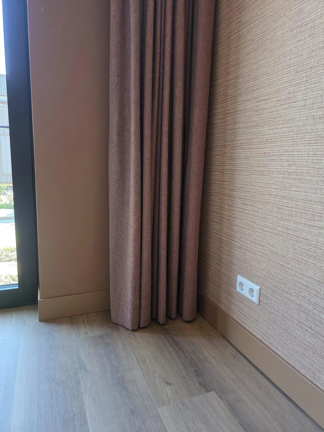 Hotel-chique plint in een warme aardetint, detail 1