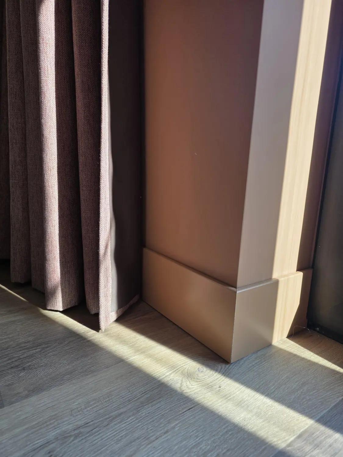Hotel-chique plint in een warme aardetint, detail 2